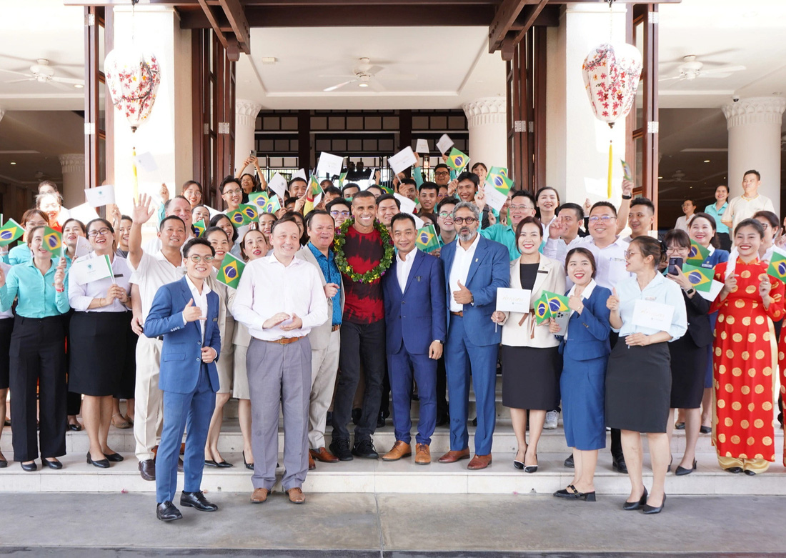 Đông đảo người hâm mộ Việt Nam và khách lưu trú tại khu nghỉ dưỡng tại Furama Resort Đà Nẵng chào đón huyền thoại bóng đá thế giới - Ảnh: VĂN TÍN