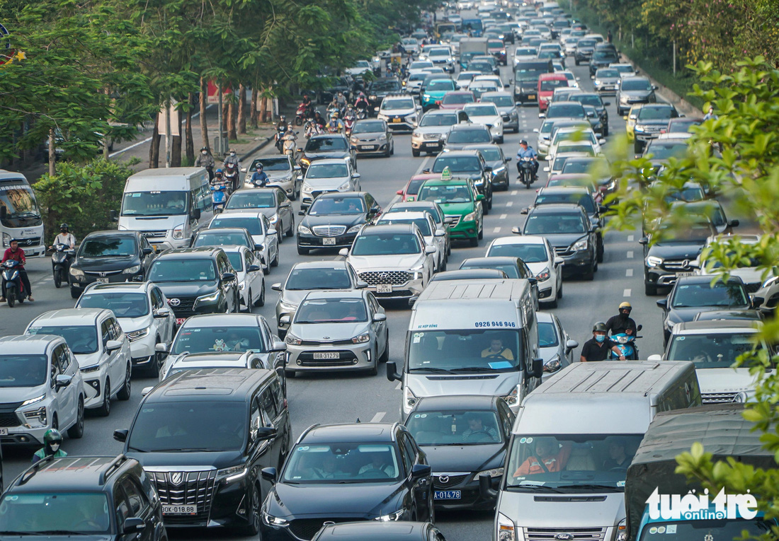 Kỳ nghỉ lễ kéo dài khiến người dân đổ xô về quê, đi du lịch - Ảnh: PHẠM TUẤN