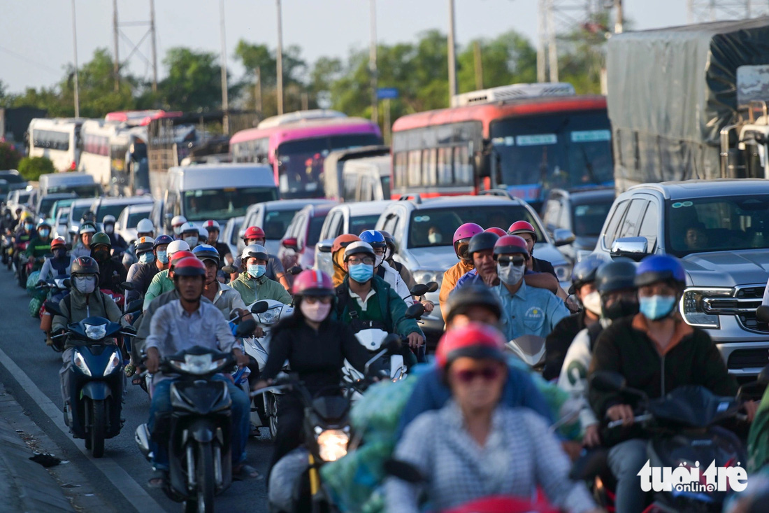 Do gần TP.HCM, nhiều người dân các tỉnh miền Tây chọn đi về quê nghỉ lễ bằng xe máy - Ảnh: PHƯƠNG QUYÊN