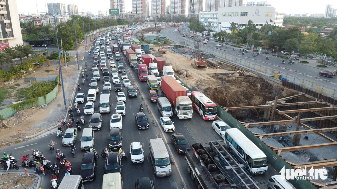 Đường Mai Chí Thọ, TP Thủ Đức xe cộ nhích dần ra cao tốc TP.HCM - Long Thành - Dầu Giây - Ảnh: MINH HÒA