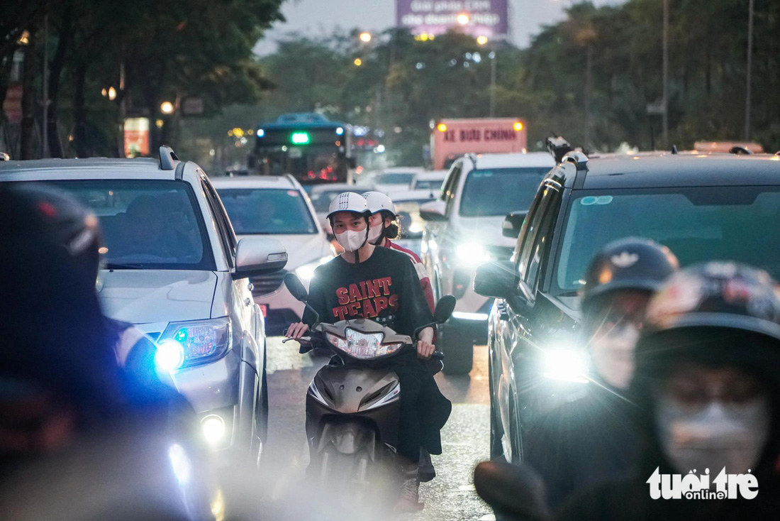 Càng về tối, đường càng ùn tắc - Ảnh: PHẠM TUẤN