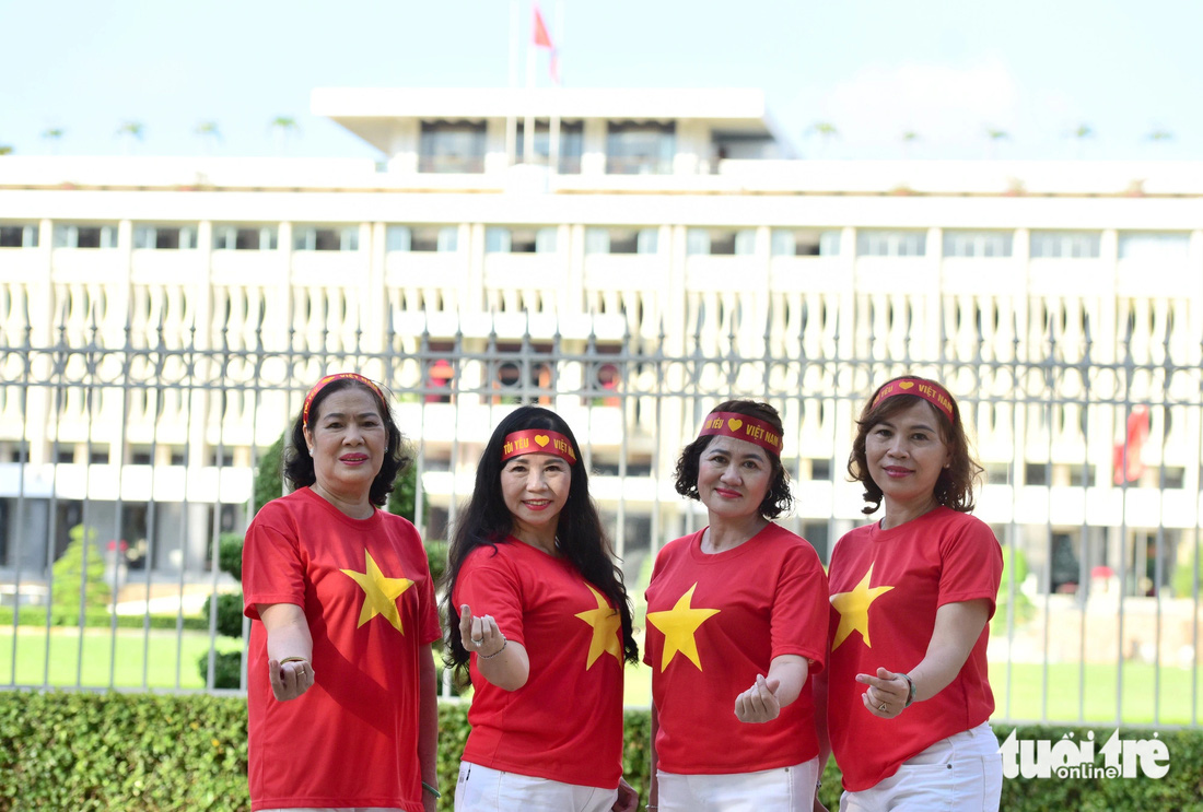 Cô Lệ Thu (thứ 2 từ trái qua) cùng nhóm bạn của mình từ quận Tân Phú đến Dinh Độc Lập để lưu lại những khoảnh khắc đẹp dịp lễ đặc biệt này