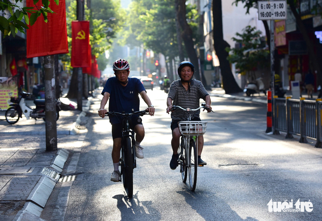 Sáng sớm nhiều người dân thích thú đạp xe một vòng để tận hưởng những ngày nghỉ lễ ít khói bụi của xe