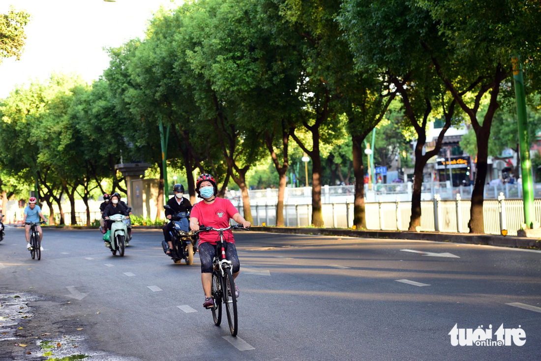 Hàng cây xanh mát dọc kênh Nhiêu Lộc - Thị Nghè tạo cảm giác bình yên buổi sáng sớm