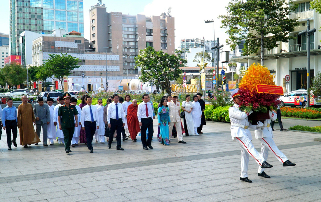 Đoàn đại biểu TP.HCM dâng hoa tưởng niệm Chủ tịch Hồ Chí Minh tại công viên Tượng đài Chủ tịch Hồ Chí Minh - Ảnh: B.P.