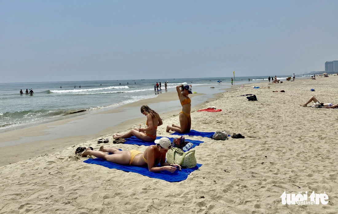 Nhiều du khách nhóm nước Bắc Âu thích nằm phơi nắng trên bãi tắm - Ảnh: TRƯỜNG TRUNG
