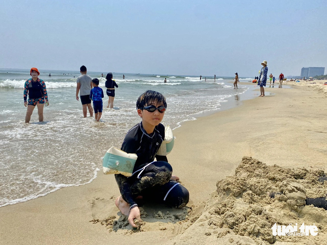 Khách Hàn Quốc vui chơi trên biển Đà Nẵng bất chấp nắng nóng - Ảnh: TRƯỜNG TRUNG