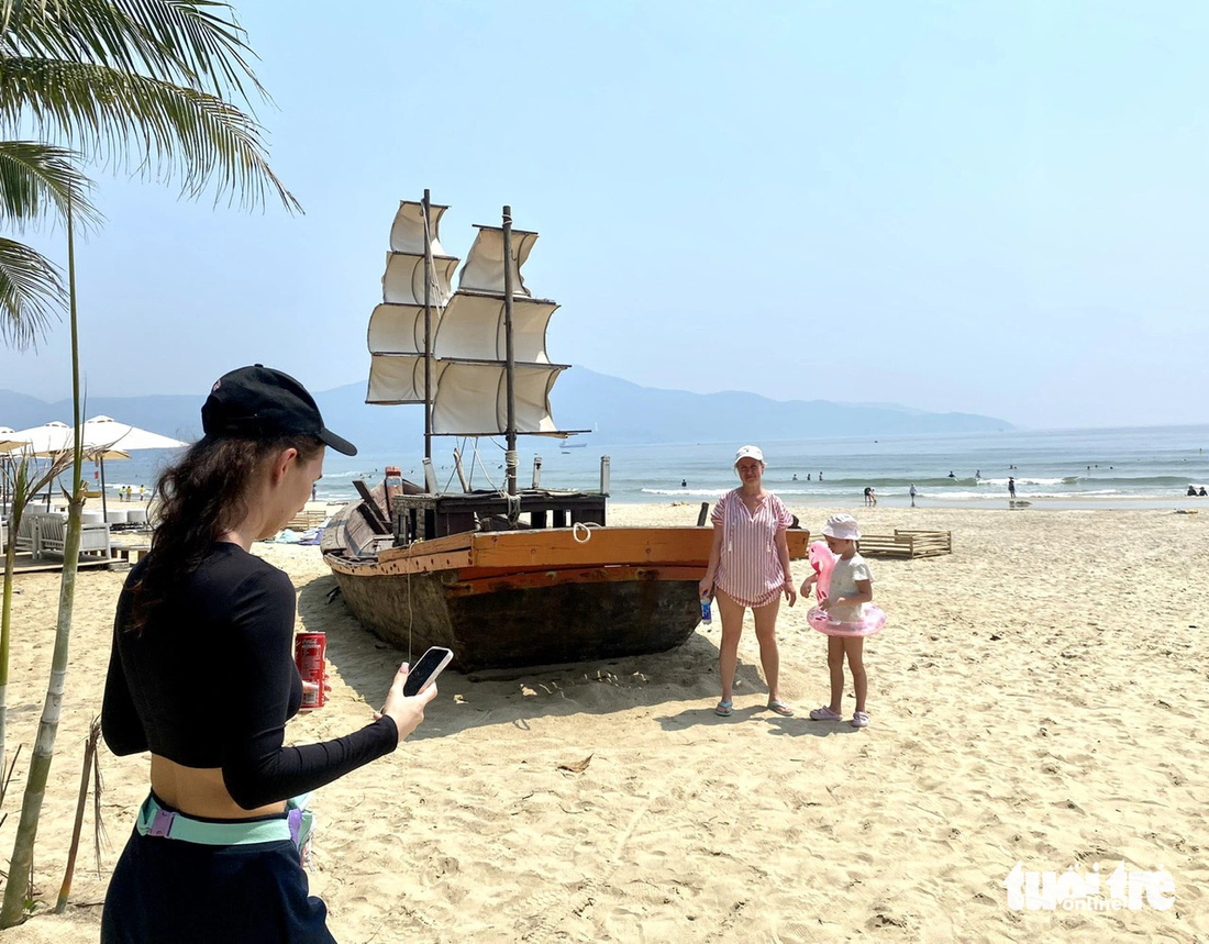 Gia đình người Nga này cho biết bờ biển đẹp của Đà Nẵng là nơi họ chọn lưu trú chính trong kỳ nghỉ tại Việt Nam - Ảnh: TRƯỜNG TRUNG