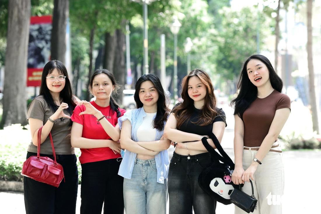 Bạn Nguyễn Quốc Kỳ Duyên (ngoài cùng bên phải) cùng nhóm bạn dạo chơi trung tâm thành phố sáng 27-4