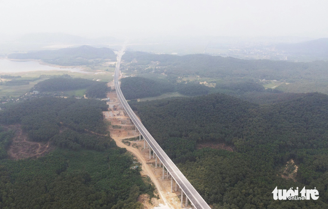 Cầu cạn Thần Vũ 2 - 1 trong 5 cây cầu cạn vượt núi và hồ đập trên cao tốc Diễn Châu - Bãi Vọt - Ảnh: DOÃN HÒA