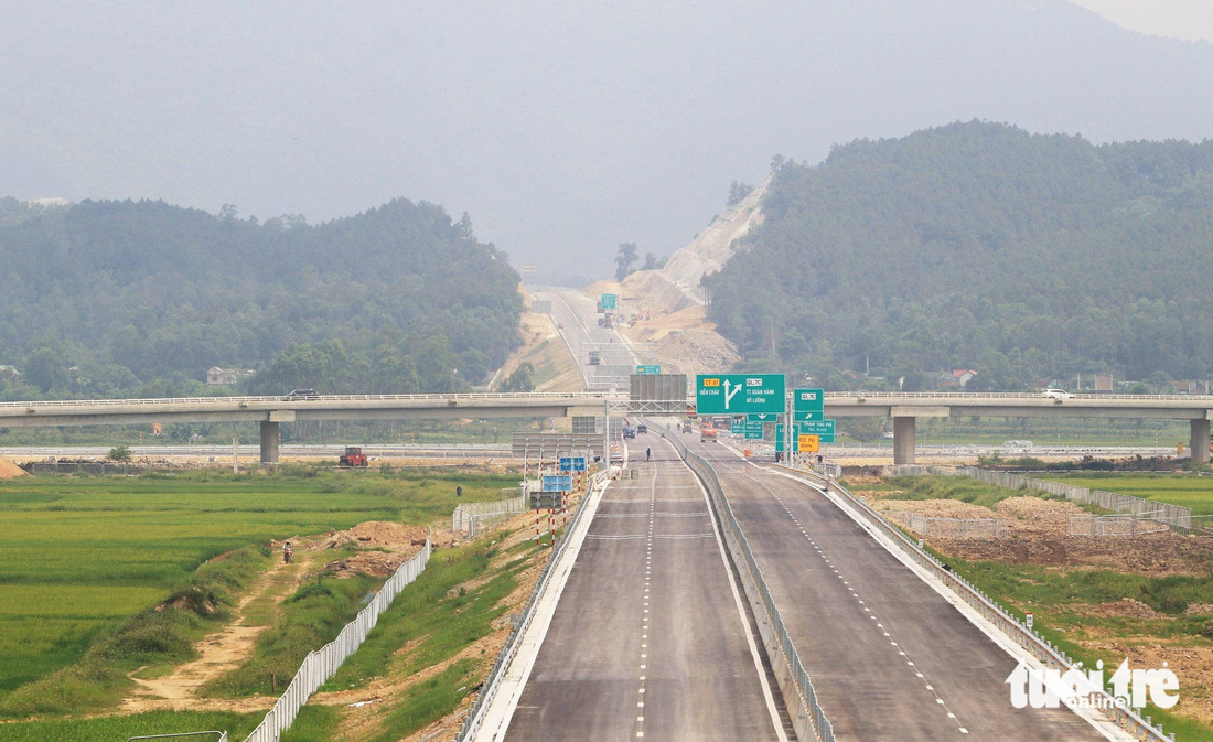 Dự án cao tốc Bắc - Nam đoạn Diễn Châu - Bãi Vọt được khởi công vào tháng 5-2021. Sau gần ba năm thi công, dự án sẽ thông xe kỹ thuật tới quốc lộ 46B, Nghệ An vào chiều 28-4 - Ảnh: DOÃN HÒA
