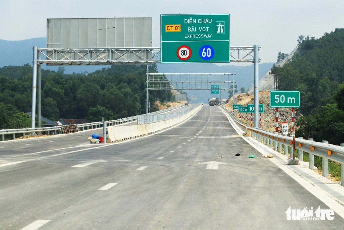 Việc thông xe kỹ thuật 30km trong tuyến cao tốc Diễn Châu - Bãi Vọt sẽ rút ngắn thời gian di chuyển xe cộ từ Hà Nội về TP Vinh còn gần 4 giờ đồng hồ - Ảnh: DOÃN HÒA