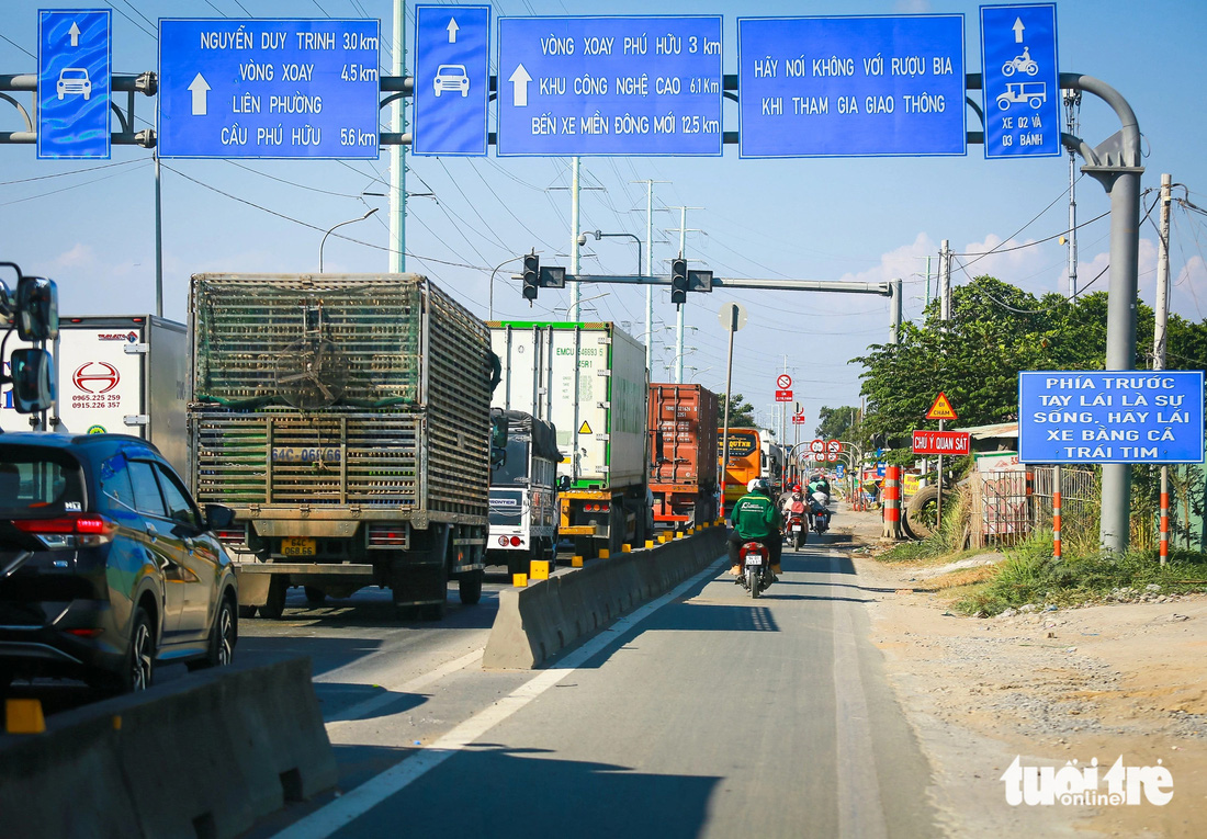 Trong khi đó trên đường Võ Chí Công, tình trạng giao thông cũng rất căng thẳng khi hàng dài xe container, ô tô nối đuôi nhau nhích từng chút về hướng đường cao tốc TP.HCM - Long Thành - Dầu Giây - Ảnh: LÊ PHAN