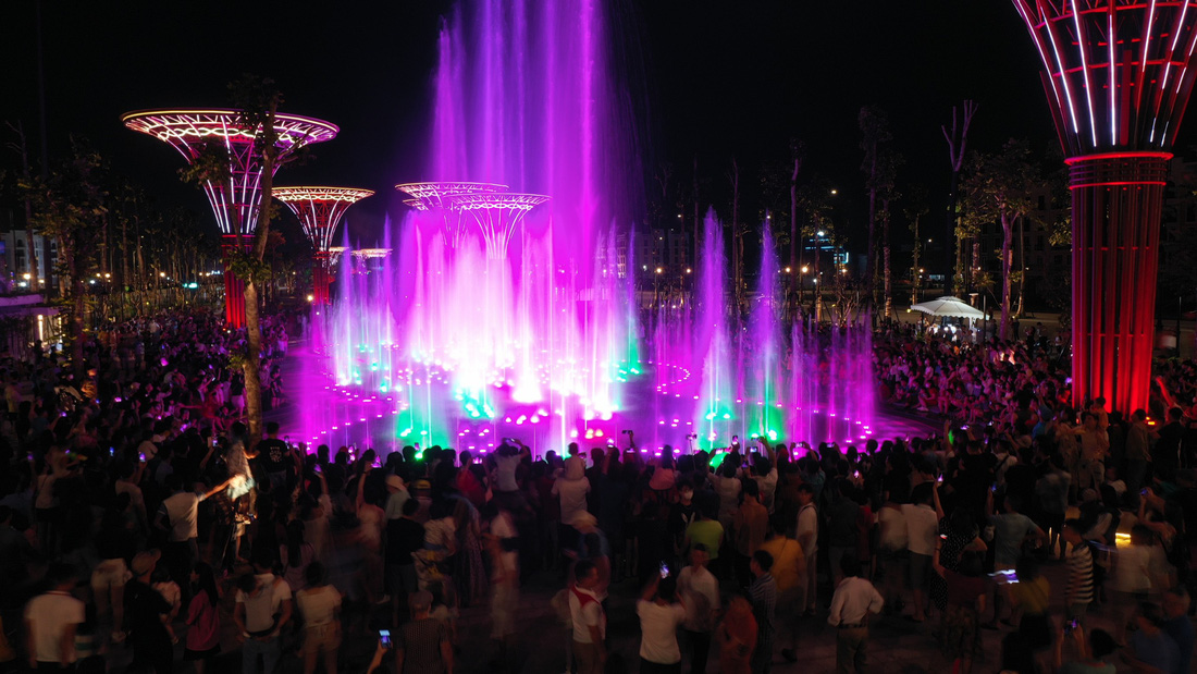 Biểu diễn nhạc nước vào buổi tối trên quảng trường biển Sầm Sơn - Ảnh: Sun Group cung cấp