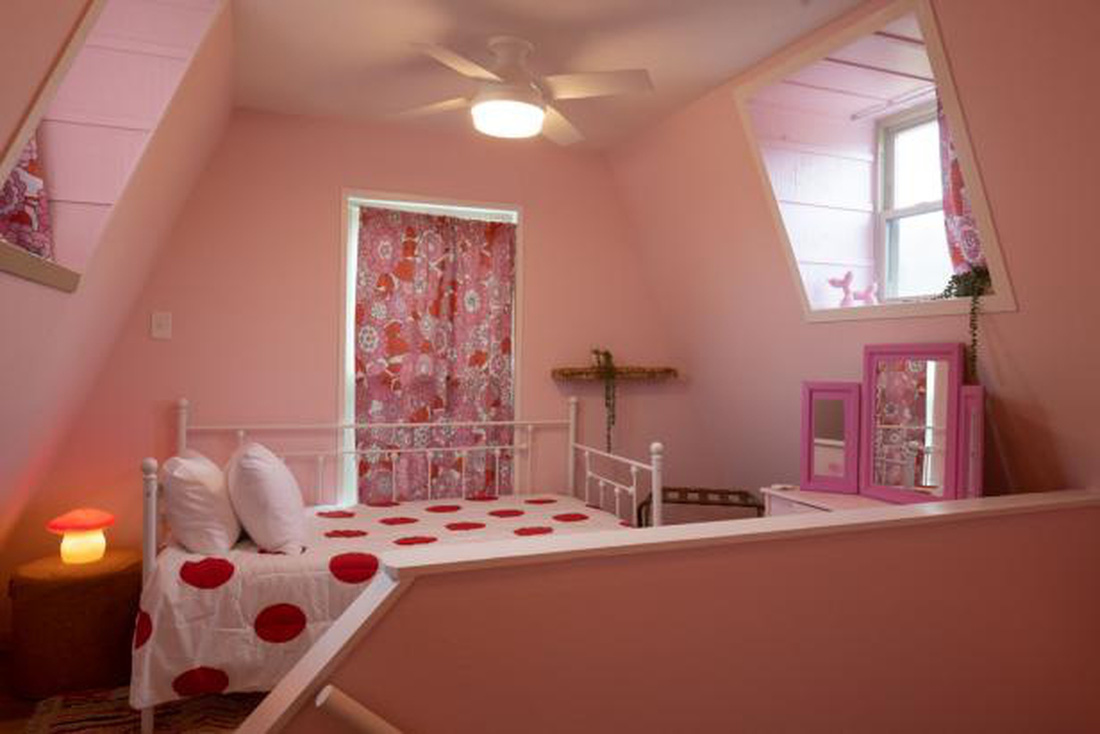 Một màu hồng quyến rũ cho phòng ngủ trên gác mái - Ảnh: HGTV