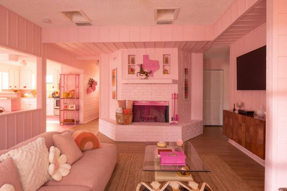 Phòng khách đẹp đẽ với tông hồng dịu dàng - Ảnh: HGTV
