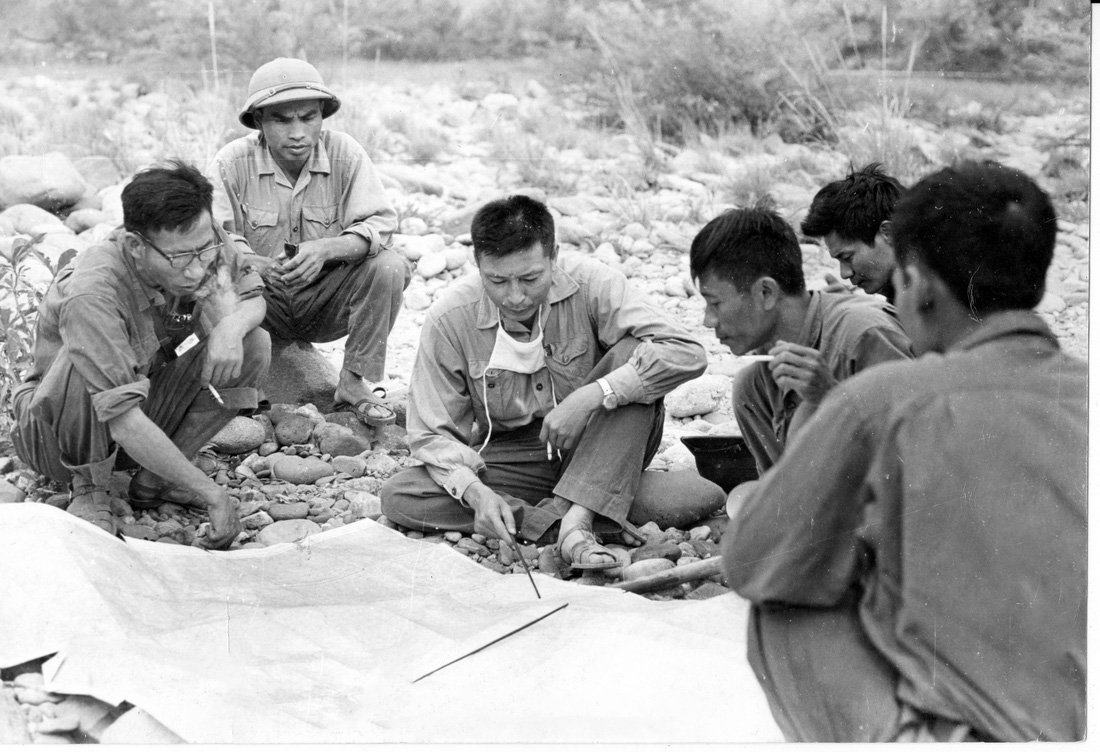 Tư lệnh Đồng Sỹ Nguyên duyệt phương án thi công đường ống xăng dầu qua Tây Nguyên tại thực địa, cuối năm 1969