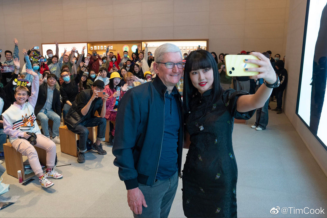 CEO Apple Tim Cook chụp ảnh với người hâm mộ tại Trung Quốc - Ảnh: Weibo Tim Cook