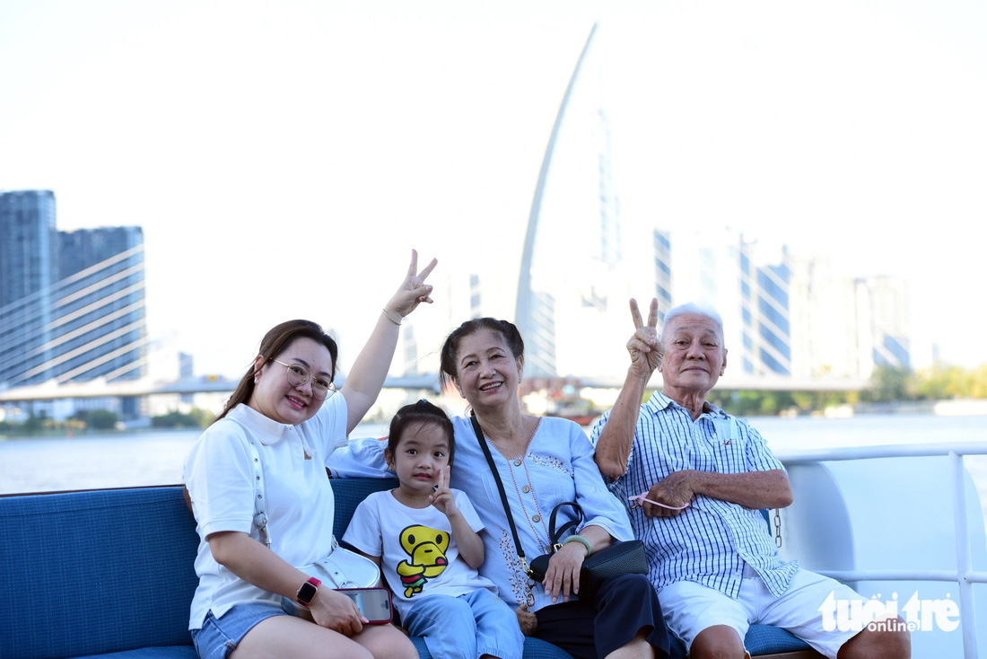 Chị Lương Bảo Bình (quận Tân Bình) cùng bố mẹ và con gái lần đầu tiên trải nghiệm buýt sông hai tầng