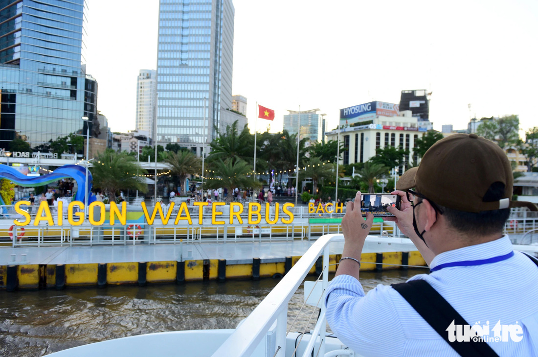 Los turistas disfrutan grabando sus viajes fluviales
