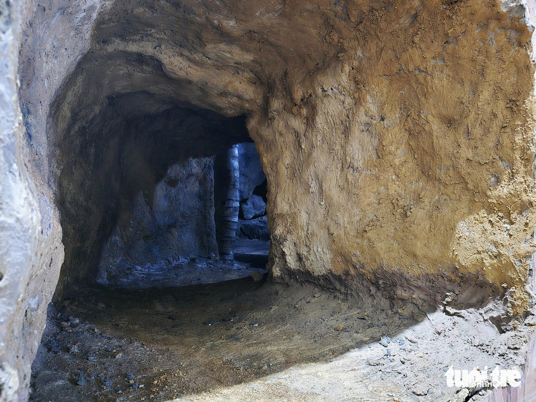 Một cửa hầm và lối đi trong địa đạo Củ Chi do đoàn phim dựng lên trên trường quay mô phỏng đời thực - Ảnh: Mi Ly