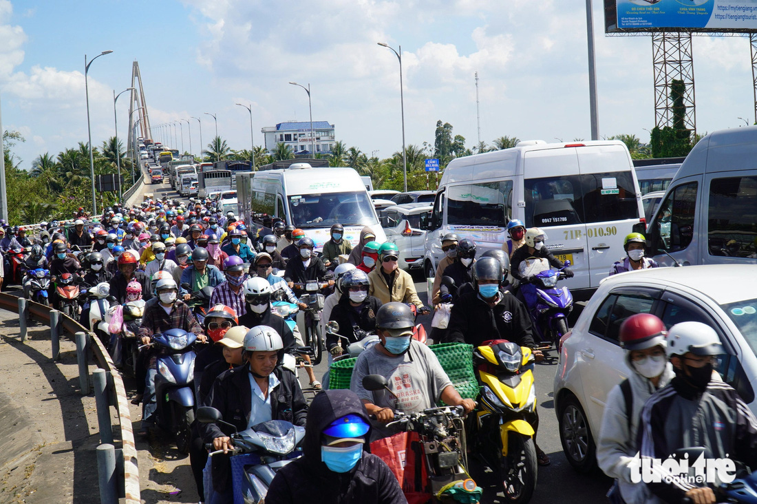 Đến trưa 28-4, hàng ngàn xe cộ vẫn nhích từng chút để qua cầu Rạch Miễu - Ảnh: MẬU TRƯỜNG