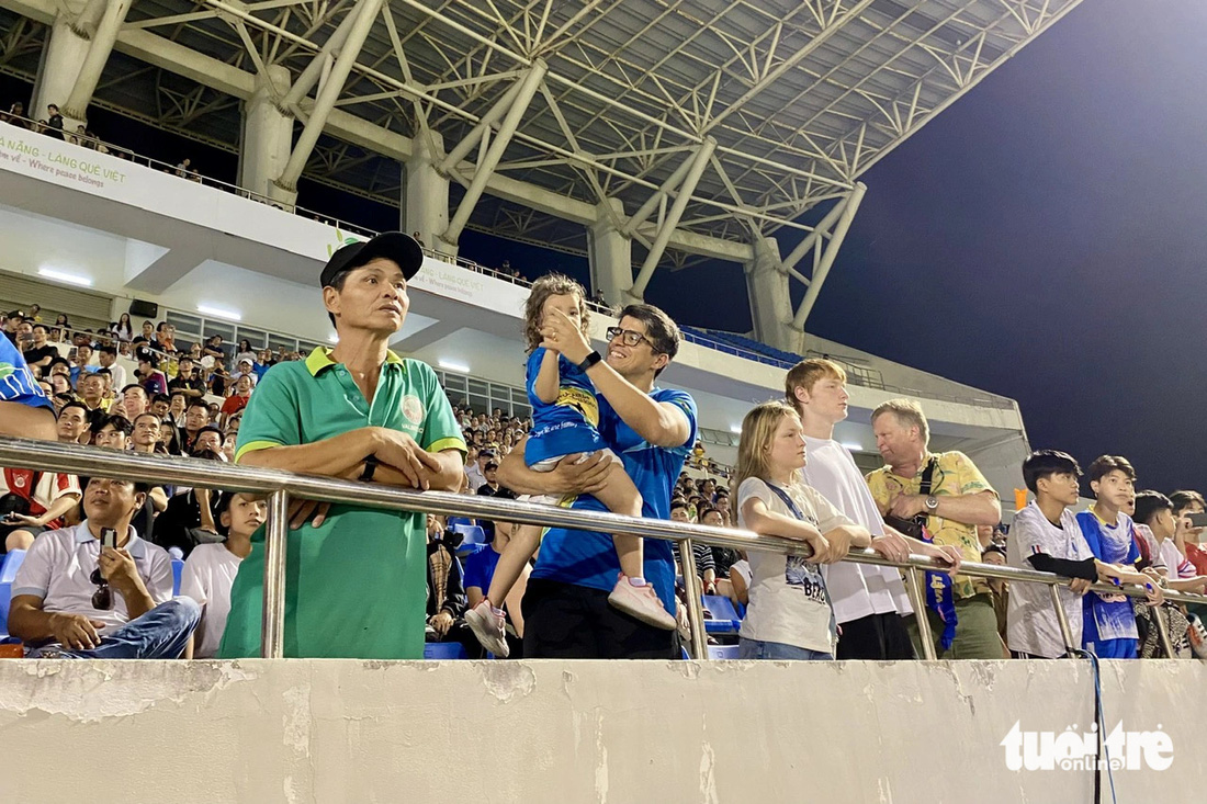 Có rất đông khán giả Đà Nẵng và cả những du khách nước ngoài đến xem trận đấu giữa các ngôi sao Brazil và Việt Nam - Ảnh: TRƯỜNG TRUNG