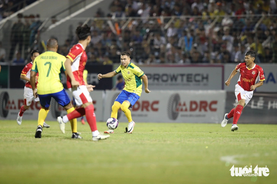 Suốt 80 phút thi đấu, khán giả Hòa Xuân được xem nhiều tình huống tấn công đẹp mắt từ những chân sút huyền thoại của Brazil và cầu thủ trẻ tài năng - Ảnh: THẮNG LÊ