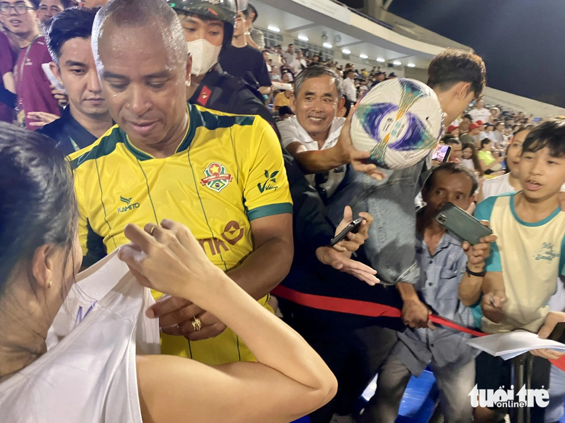 Tiền đạo Paulo Sergio nhiệt tình ký tặng khán giả trên sân Hòa Xuân - Ảnh: TRƯỜNG TRUNG