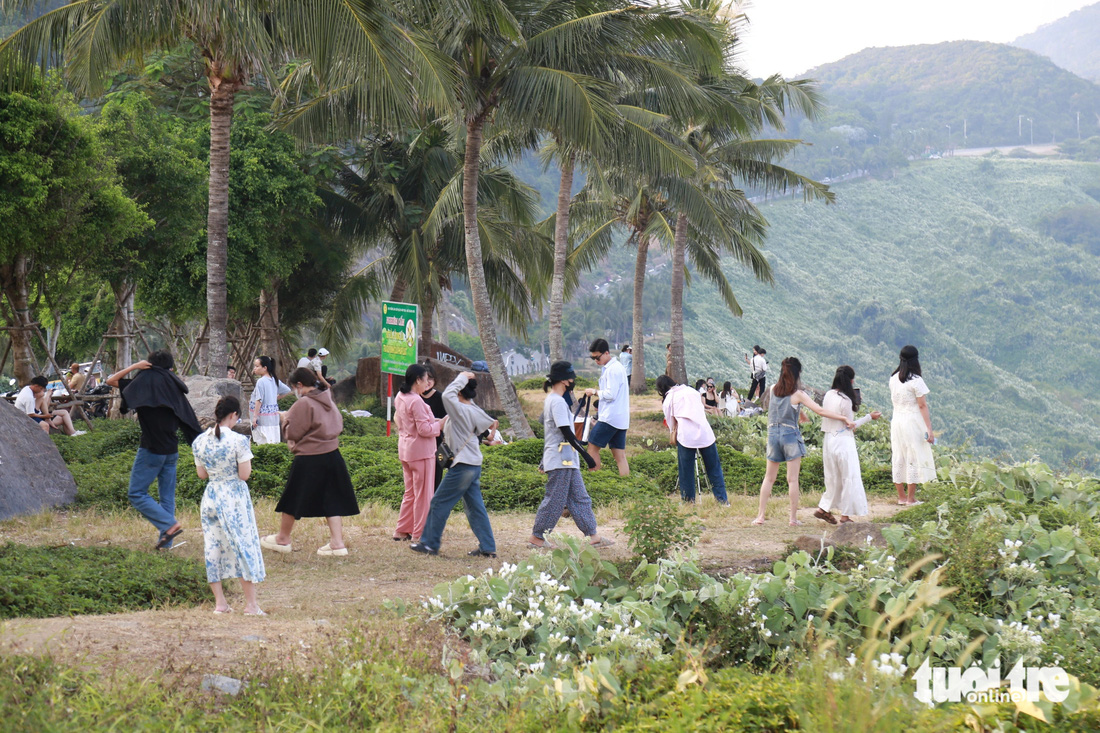 Rất đông người dân và du khách lên Sơn Trà tránh nóng