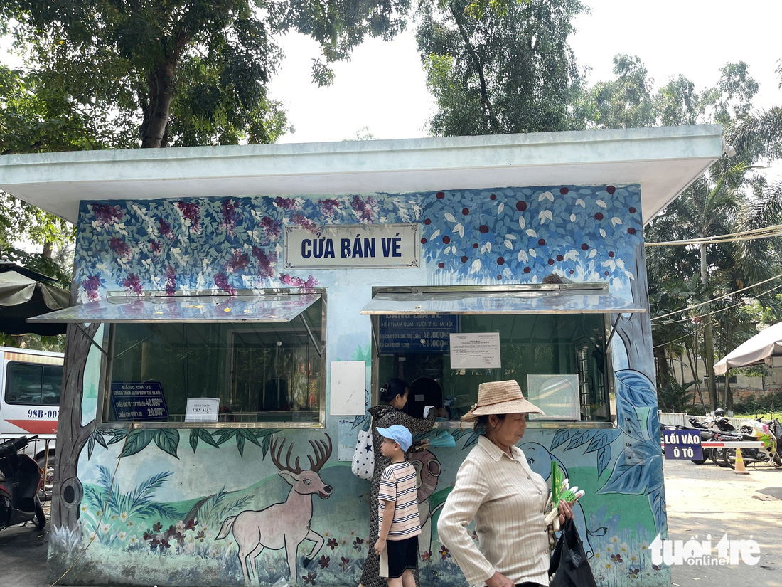 Khu vực bán vé tại Vườn thú Hà Nội lác đác khách qua lại - Ảnh: HÀ THU 