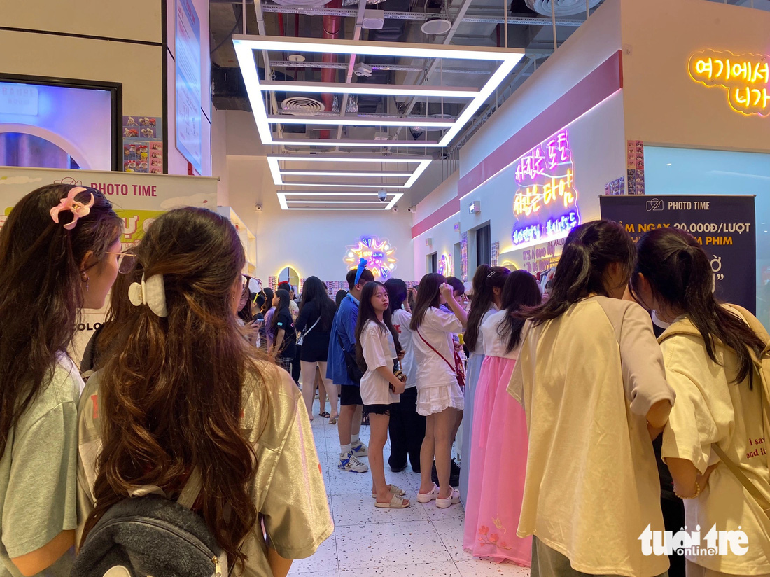 Cửa hàng tự chụp hình phong cách Hàn Quốc cũng nhộn nhịp giới trẻ đến check-in - Ảnh: HÀ THU