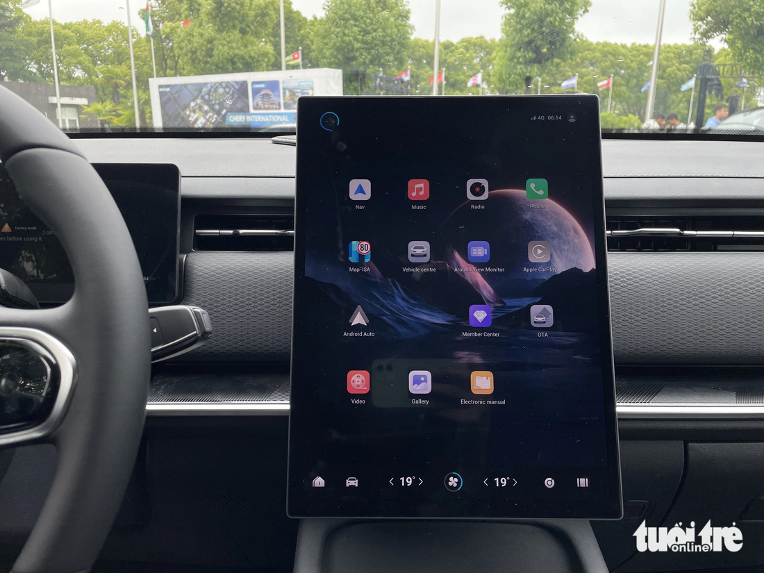 Màn hình giải trí cảm ứng 14,8 inch dạng dọc, kết nối Apple CarPlay và Android Auto không dây, dàn âm thanh 8 loa. Toàn bộ hệ thống làm mát 2 vùng tích hợp vào màn hình cảm ứng.