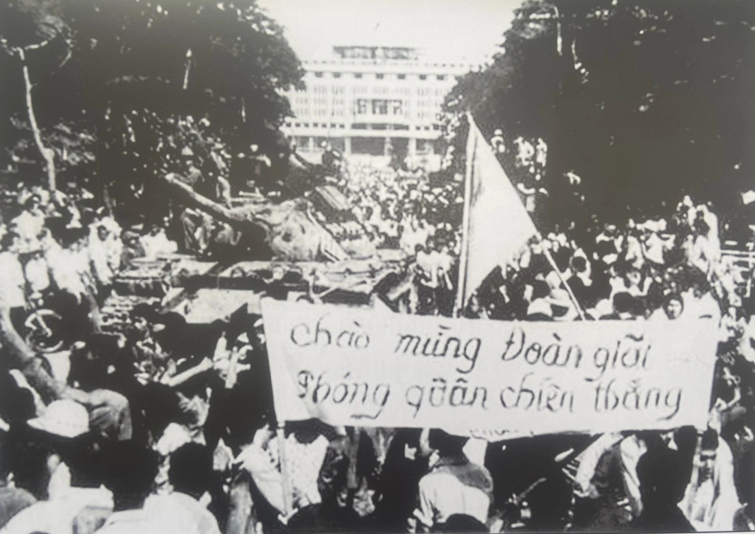 Nhân dân Sài Gòn chào đón đoàn Giải phóng quân chiến thắng