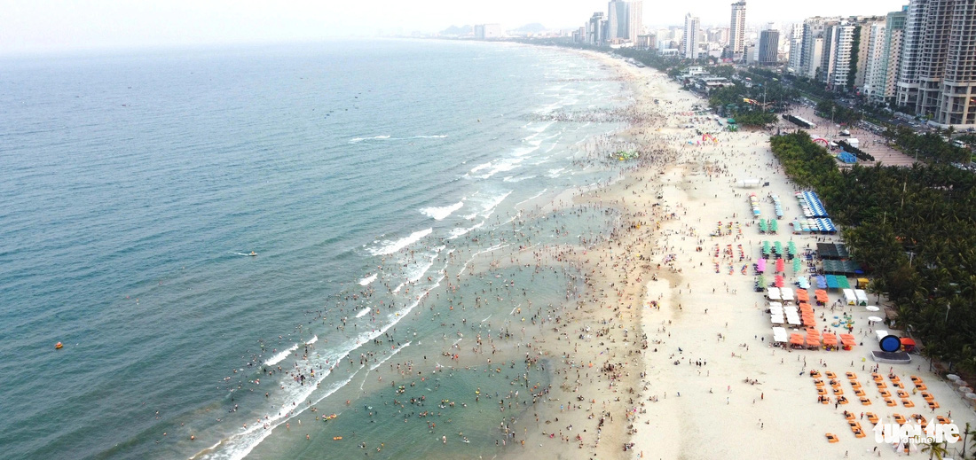 Chiều 28-4, dọc dài các bãi biển ở Đà Nẵng đông đúc người - Ảnh: ĐOÀN CƯỜNG