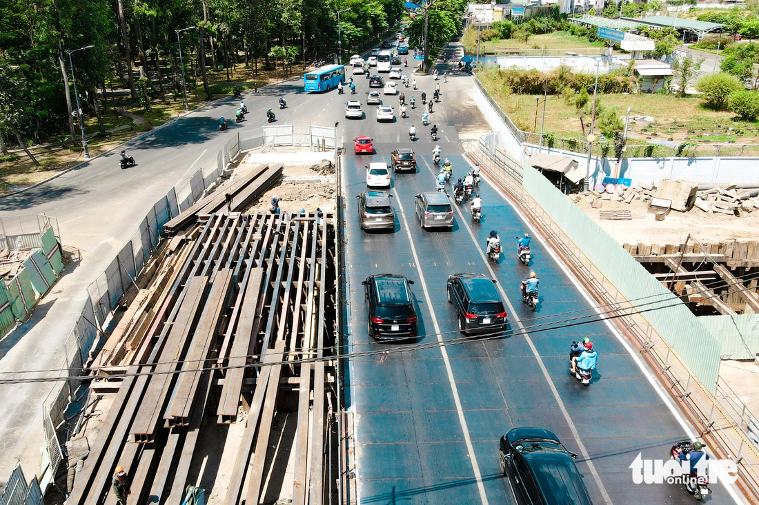 Đại diện chủ đầu tư cho biết hiện khối lượng toàn dự án đường nối Trần Quốc Hoàn - Cộng Hòa đạt 45%, dự kiến hoàn tất vào cuối năm nay theo tiến độ đề ra. Dự án dài hơn 4km, tổng mức đầu tư 4.848 tỉ đồng - Ảnh: PHƯƠNG NHI