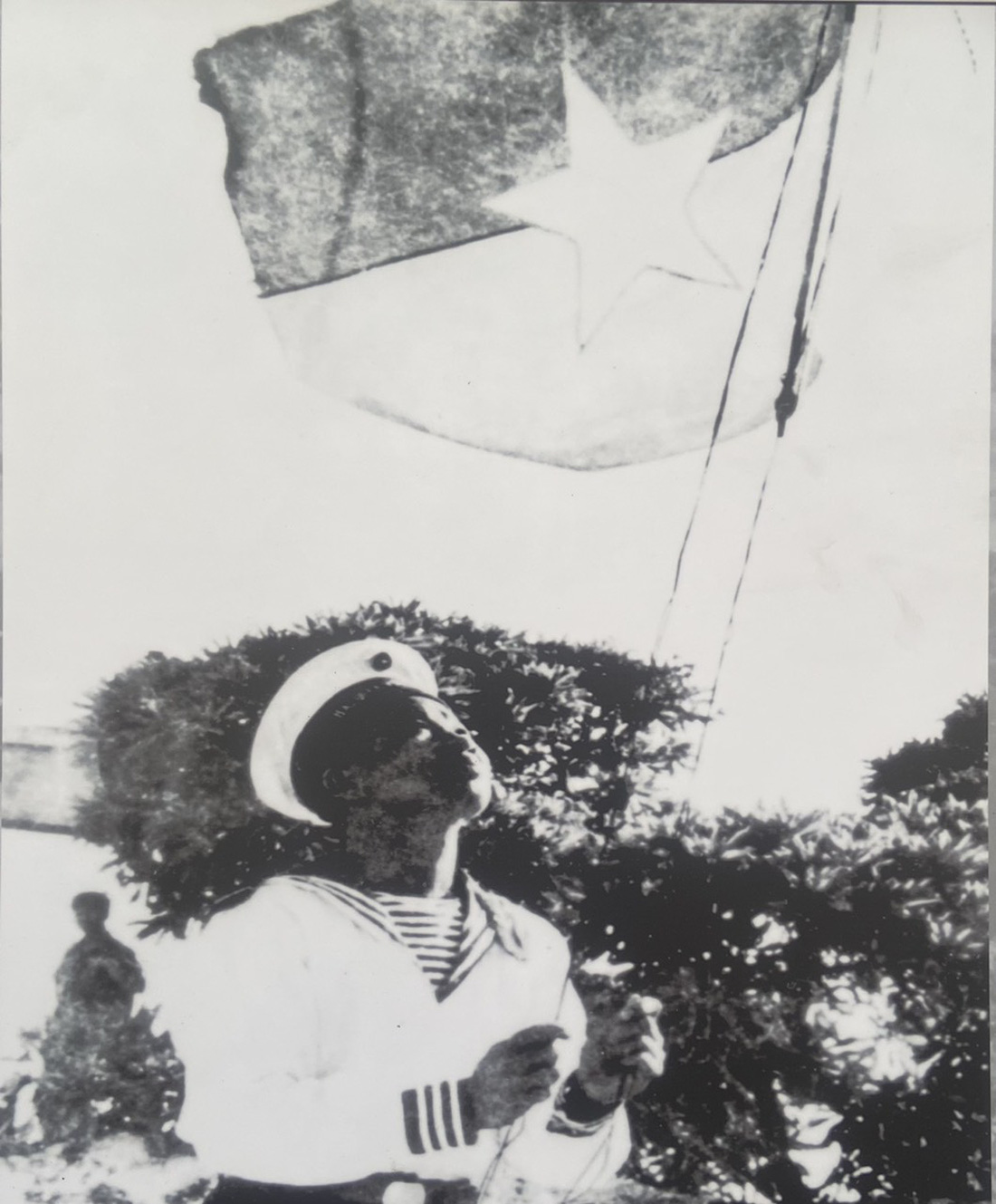 Chiến sĩ đặc công hải quân kéo cờ trên đảo Song Tử Tây, hòn đảo đầu tiên trên quần đảo Trường Sa được giải phóng ngày 14-4-1975