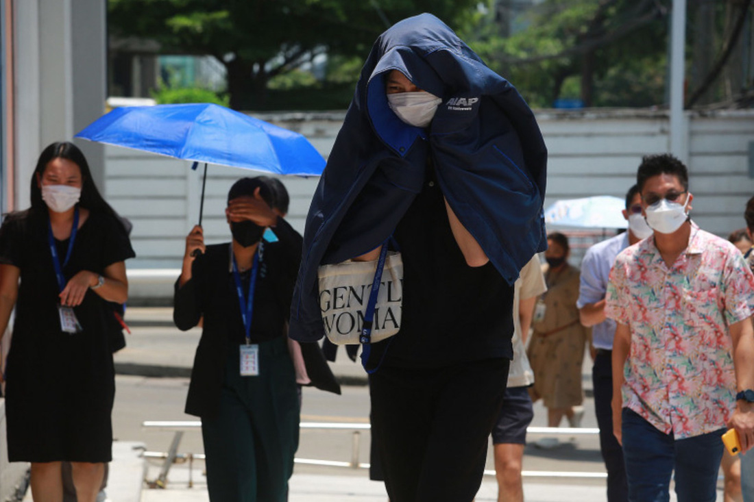 Người dân thủ đô Bangkok, Thái Lan đi bộ dưới cái nắng gay gắt trưa 15-4 - Ảnh: BANGKOK POST