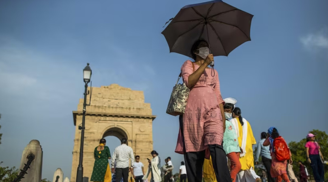 Người dân thủ đô New Delhi đi bộ giữa thời tiết nắng nóng ngày 26-4 - Ảnh: BLOOMBERG
