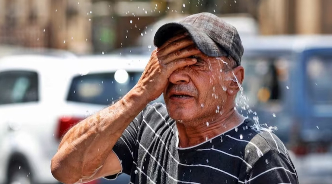 Một người đàn ông tự dội nước vào mặt trong đợt nắng nóng vừa qua tại Ấn Độ - Ảnh: AFP