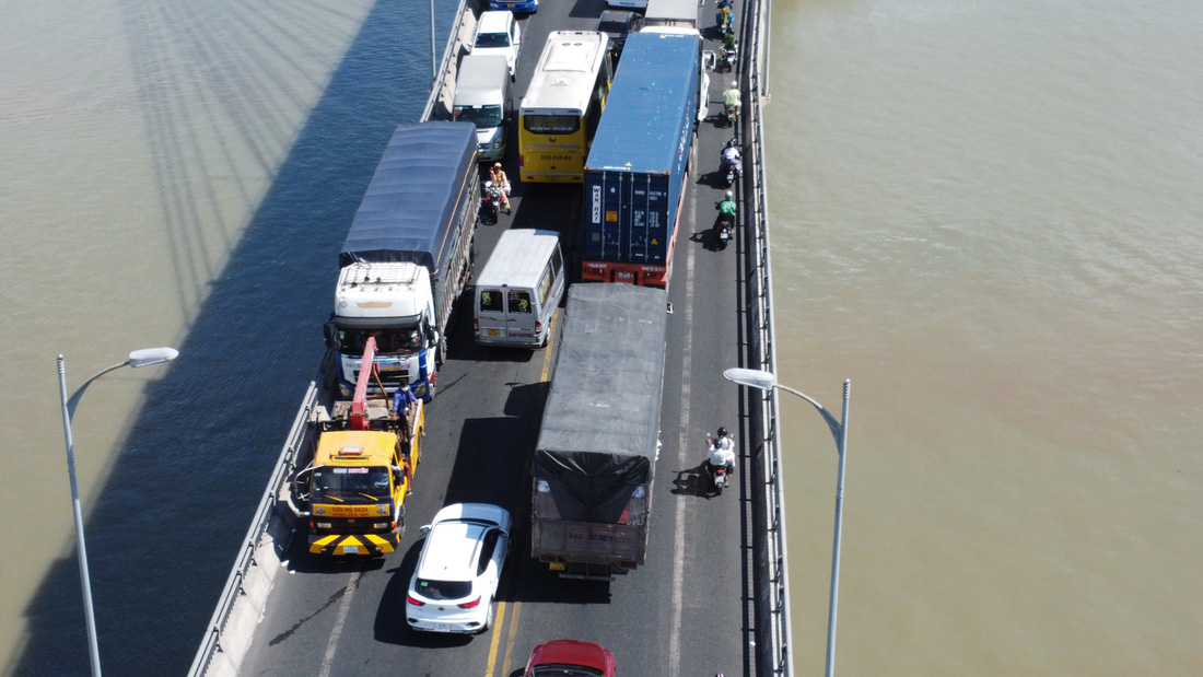 Vụ ùn ứ bắt đầu từ một sự cố hư hỏng xe trên cầu Rạch Miễu, dù xe cứu hộ được điều ngay đến hiện trường nhưng vẫn xảy ra xung đột giao thông trên cầu