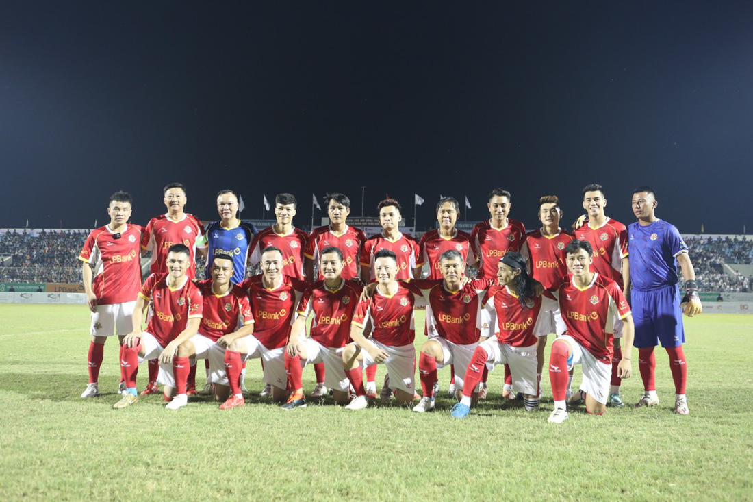 Đội hình ngôi sao Việt Nam đối đầu với các huyền thoại bóng đá Brazil - Ảnh: THẮNG LÊ