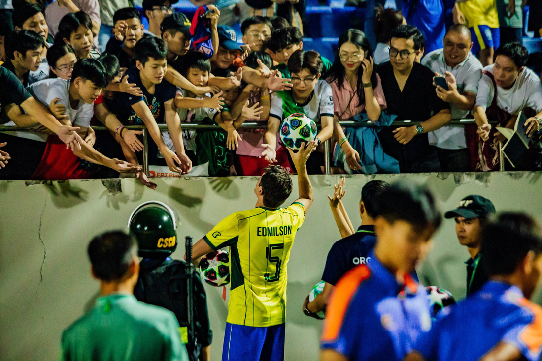 Các ngôi sao bóng đá Brazil giao lưu cùng khán giả Đà Nẵng - Ảnh: BẢO LÂM