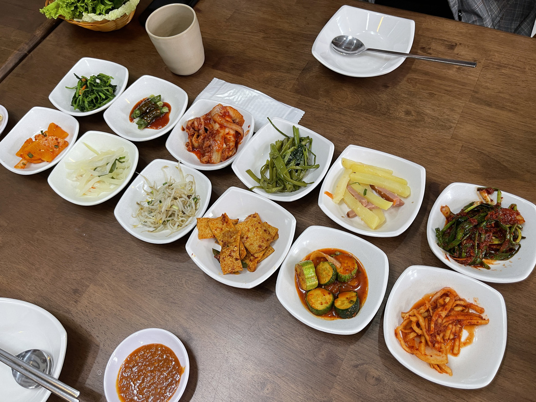 Banchan (món ăn kèm kiểu Hàn Quốc) được dọn lên trước món chính tại một tiệm ăn Hàn Quốc ở quận Tân Bình, TP.HCM - Ảnh: NGỌC ĐÔNG