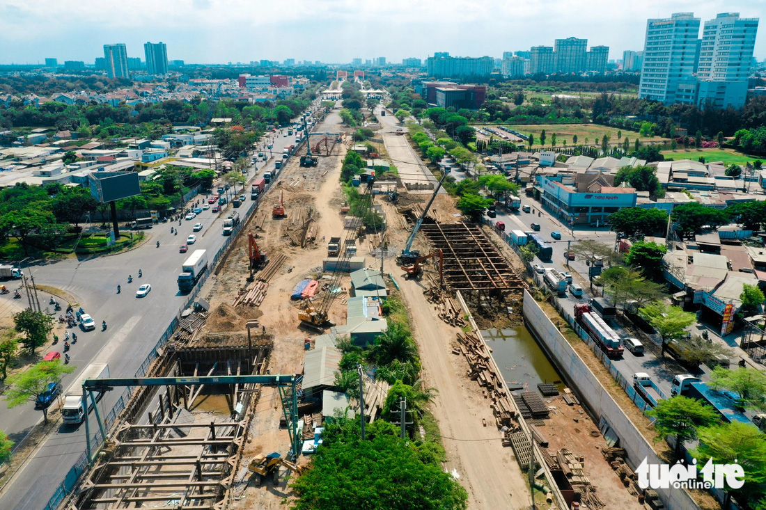 Ở phía Nam TP, hầm chui Nguyễn Văn Linh - Nguyễn Hữu Thọ (quận 7) cũng là một trong số các công trình giao thông trọng điểm thi công xuyên lễ. Dự kiến hầm chui sẽ thông xe cuối năm nay - Ảnh: PHƯƠNG NHI