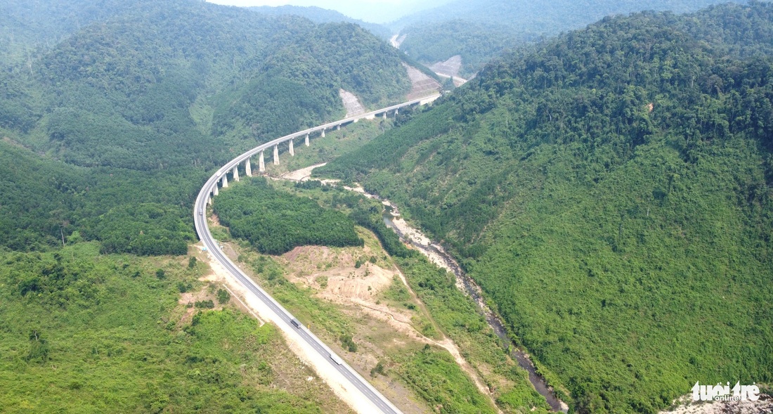 Cao tốc La Sơn - Hòa Liên có địa hình phức tạp - Ảnh: ĐOÀN CƯỜNG