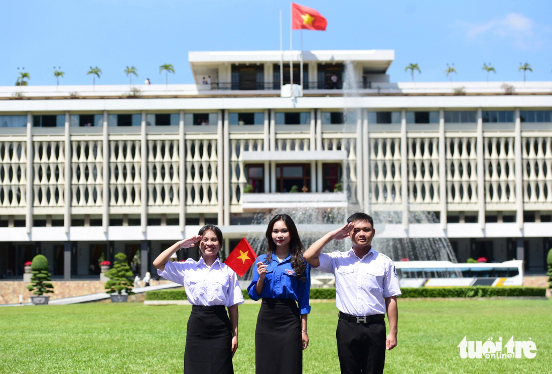 Ba bạn trẻ Bích Trâm, Ngọc Hân, và Hoài Phong - Trường đại học Giao thông vận tải - chụp ảnh trước Dinh Độc Lập nhân dịp lễ đặc biệt này