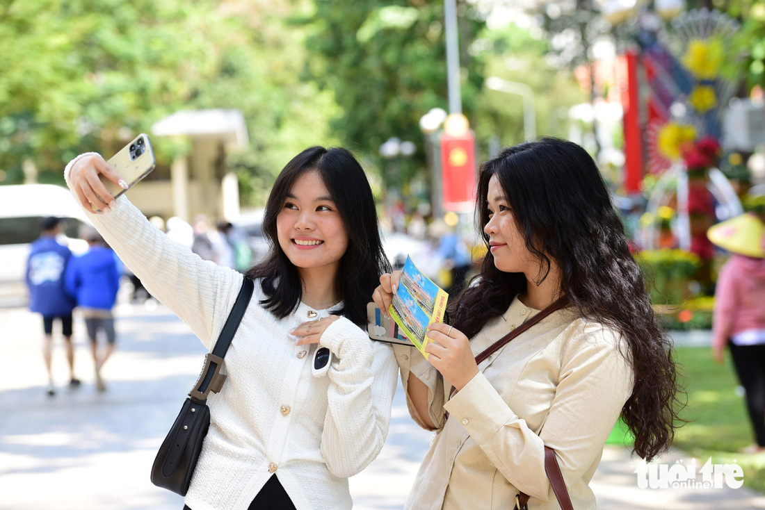 Mai Nhi (bên phải) cùng cô bạn thân Quỳnh Diễm vui mừng chụp ảnh cùng chiếc vé vào thăm Dinh Độc Lập vừa mua được 