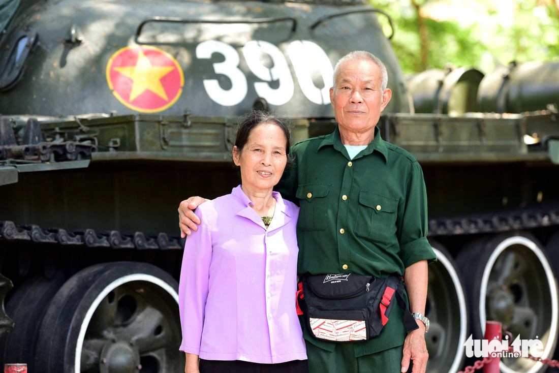 Vợ chồng chú Nguyễn Huấn từ Hà Tĩnh vào tham quan Dinh Độc Lập. Chú cũng là một người lính, từng đóng quân tại Sư đoàn 367 Quân chủng Phòng không - Không quân