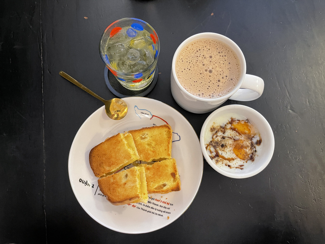 Combo gồm kaya toast và trà sữa ô long nóng tại một quán cà phê ở quận Tân Bình, TP.HCM - Ảnh: NGỌC ĐÔNG